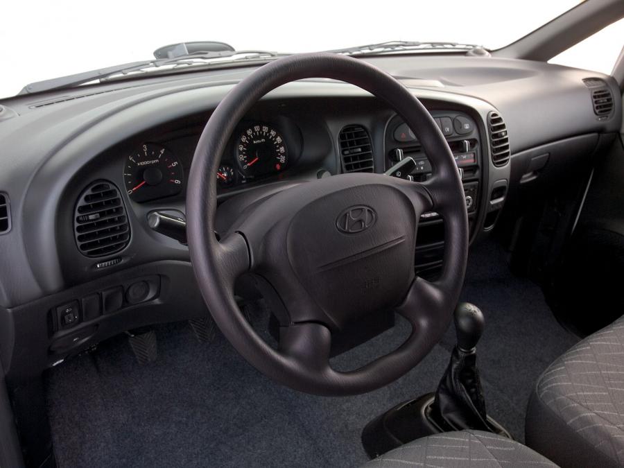  Hyundai H-1 Van 1997 года  (фото 12 из 16)